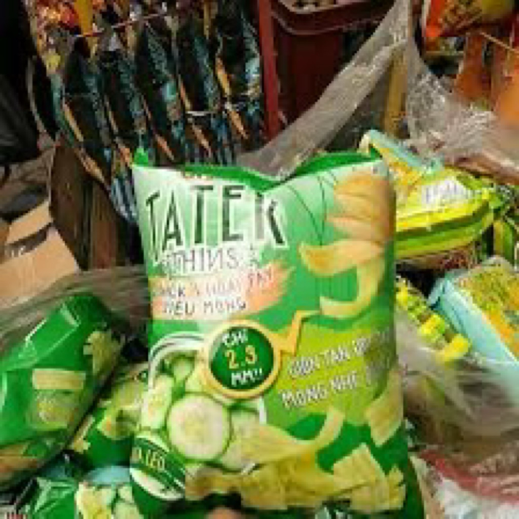 bim bim Oishi Snack khoai tây siêu mỏng TATER Thins vị dưa leo, gói 68g.