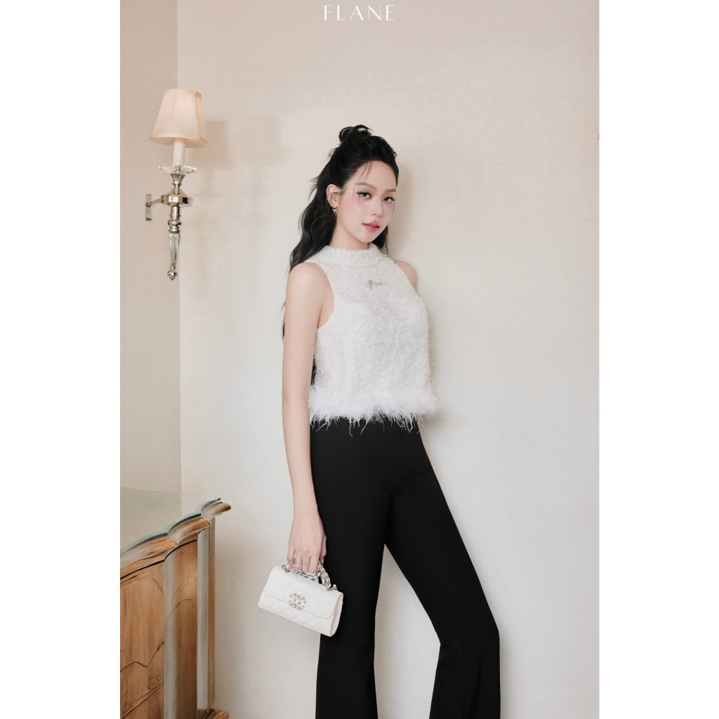 Áo ren trắng sát nách đính lông tag Flane ngực +Quần chéo ống loe đen - Thiết Kế Flane