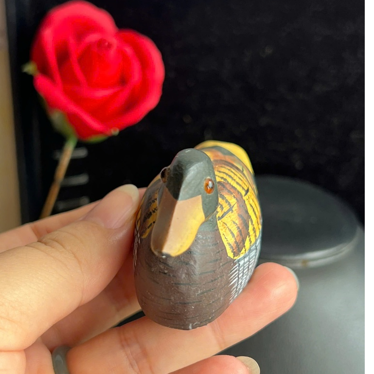 Mô hình vịt dễ thương chất liệu không rõ nhưng tra GG dịch chữ nhật phía dưới đátựnhiên nặng tay tin