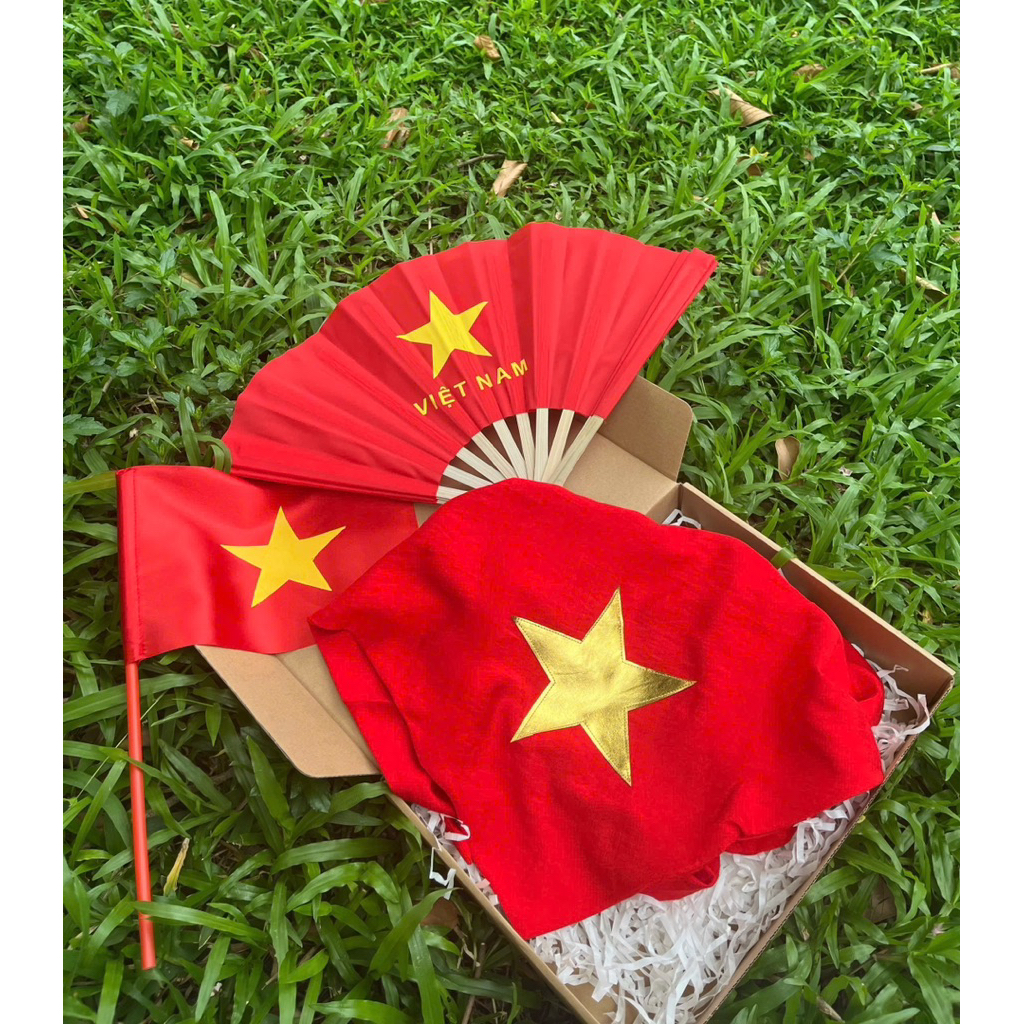 Khăn choàng cờ đỏ sao vàng - Niềm tin yêu tổ quốc