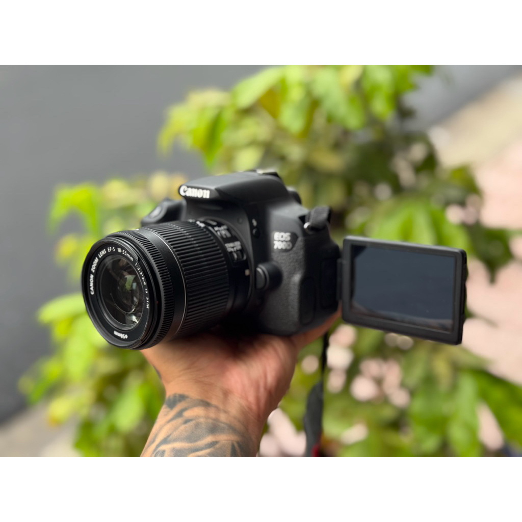 Máy ảnh kỹ thuật số Canon EOS 700D - KÈM LENS - TẶNG KÈM PIN SẠC THẺ NHỚ