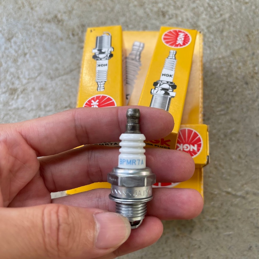 Bugi 2 Thì NGK Chính Hãng BPMR7A Husqvarna 541, 143 ( JAPAN ) máy cắt cỏ/ máy cưa xích