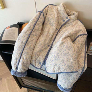  Áo khoác phao màu xanh dương họa tiết hoa nhí dễ thương - Phong cách nàng thơ nhẹ nhàng dành cho nữ 