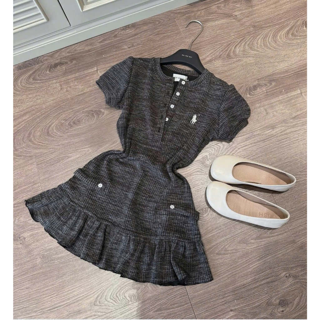 [Váy Ngắn Dáng Xòe Nữ Tính] Đầm Thun Nữ Kẻ Xám Form Ôm Tôn Dáng – Cổ Tròn, Tay Ngắn, Bo Eo, Viền Xòe, Chất Co Giãn | BigBuy360 - bigbuy360.vn