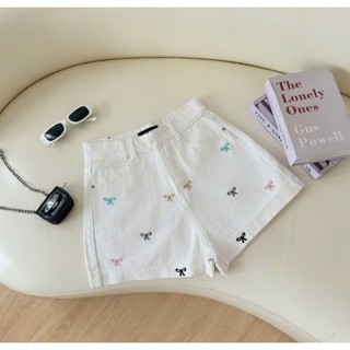   SOBT2530  QUẦN SHORT JEANS ĐÙI NỮ LƯNG CAO THÊU NƠ NHIỀU LAI CAO MÀU TRẮNG ĐEN KEM HỒNG ĐỎ CỰC CÁ TÍNH 