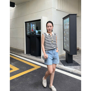 Áo len cổ bẻ sát nách khoá kéo thêu logo