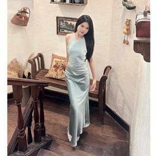 P245 - Đầm lụa midi cổ yếm hở lưng nhún eo xếp ly có mút đi tiệc đi chơi mẫu mới 2025