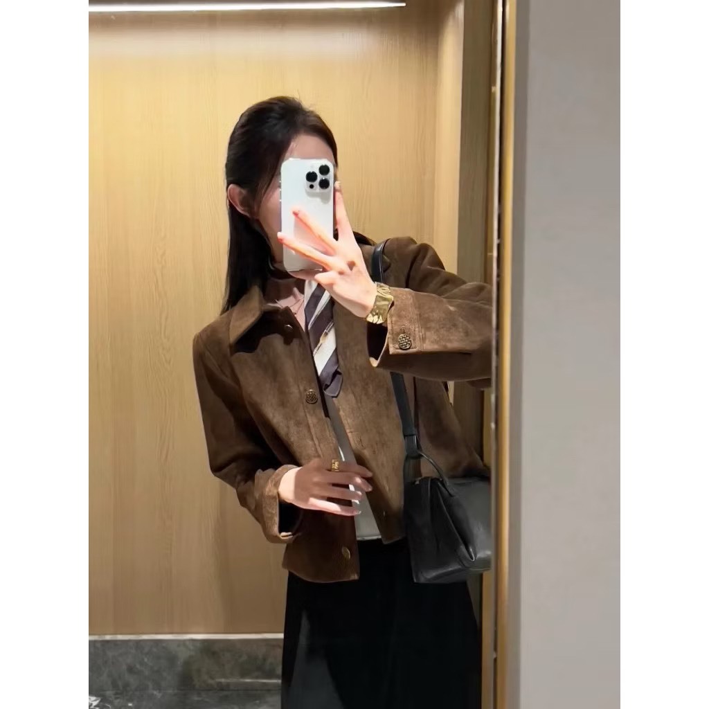 [HÀNG QC/ TẶNG KÈM MÓC] ÁO KHOÁC DA LỘN NÂU QC RETRO CÓ ĐỘN VAI DÁNG CROPTOP CÚC ĐỒNG SIÊU XINH 2MONDAY AK1 | BigBuy360 - bigbuy360.vn