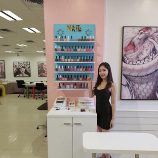 Kệ trưng bày Sơn móng tay treo tường chữ Nail Vàng – Gỗ nhựa Composite, chắc chắn – Minh Long