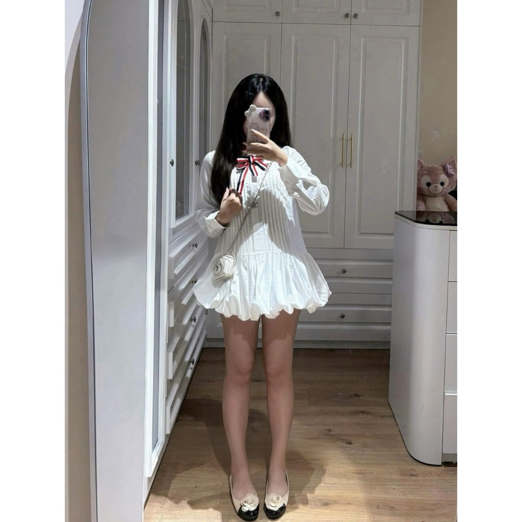 (V.03 Kèm Gấu-Nơ Thome); Váy Sơ Mi Trắng Cổ Sen Xếp Ly Ngực Dáng Babydoll Kèm Phụ Kiện Có Bảo Hộ Rời Vibe  -Lollaye | BigBuy360 - bigbuy360.vn