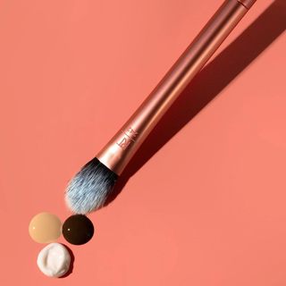 Cọ trang điểm che khuyết điểm bắt sáng RT Real Techniques Brightening Concealer