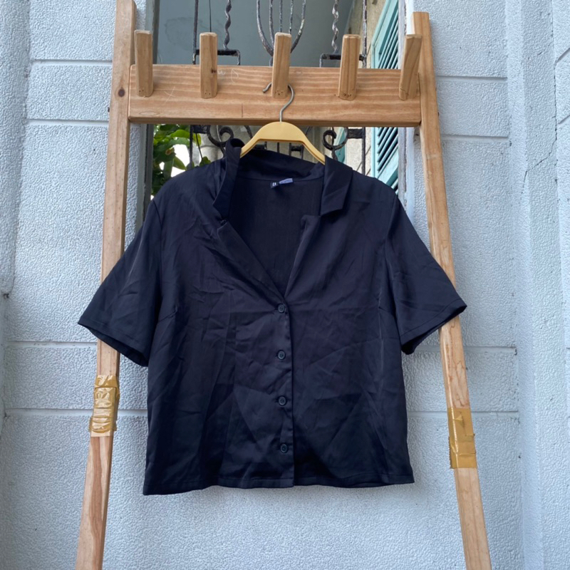 2hand áo đen hiệu HM size M và L vừa dài 52cm mã 293