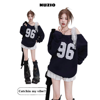 1Áo hoodie trễ vai thiết kế nơ in số 96, áo nỉ lệch vai form rộng dễ phối hợp trang phục.