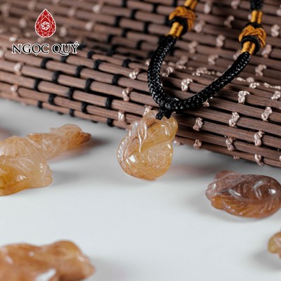 Mặt dây chuyền hồ ly đá thạch anh tóc vàng  - Ngọc Quý