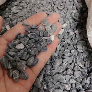 Đá đen size nhỏ trải nền hồ cá lẻ 0,5kg/1kg