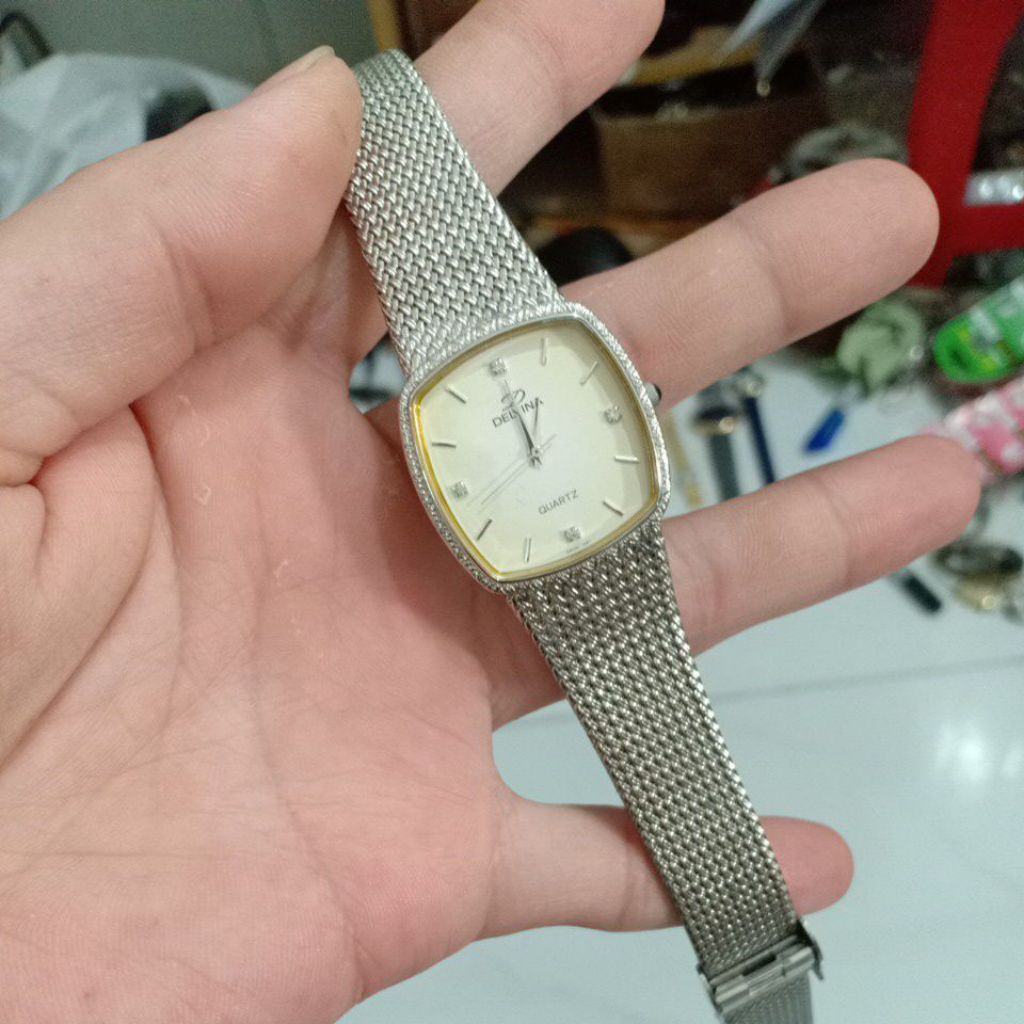 đồng hồ si thụy nữ hiệu DELVINA màu bạc độ mới 90% phù hợp nữ tay to