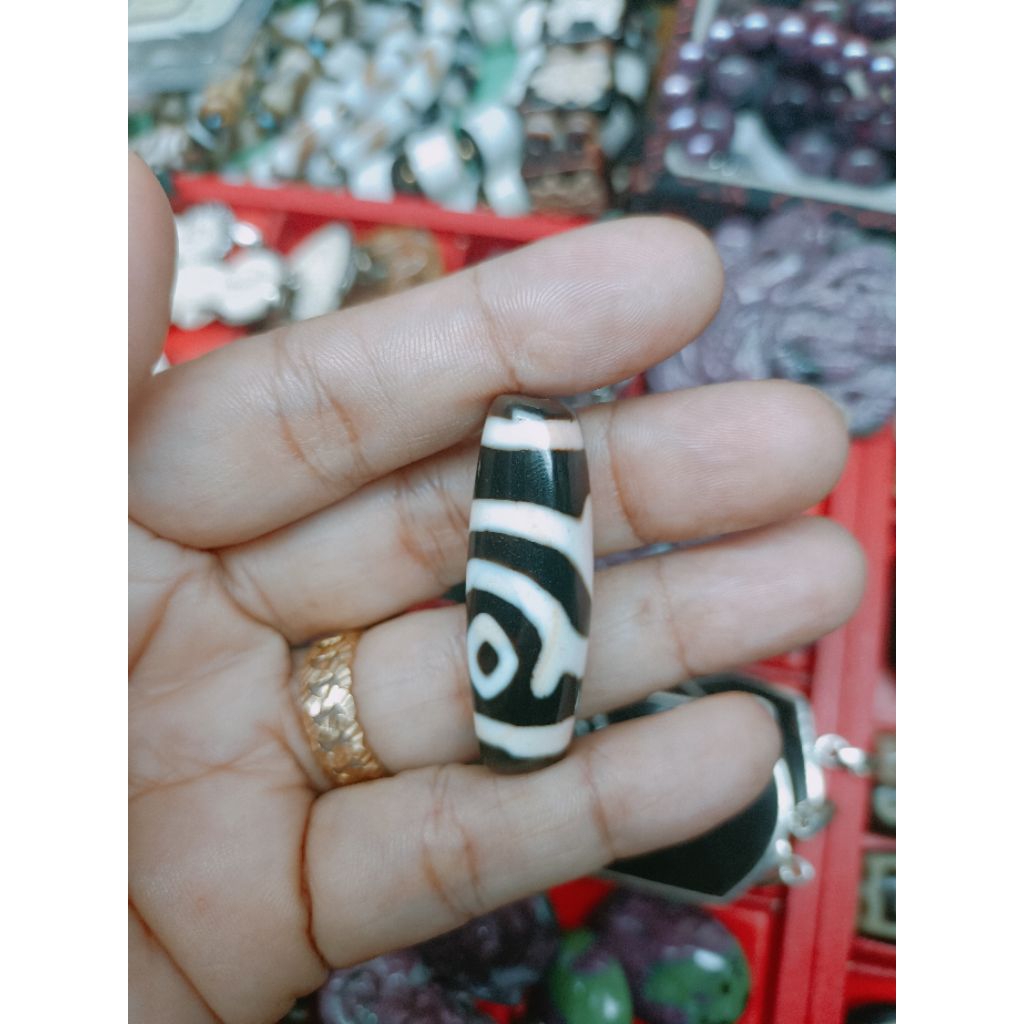 dzi tây tạng và ngọc tral nước ngọt,dzi 2 chú sa đỏ.