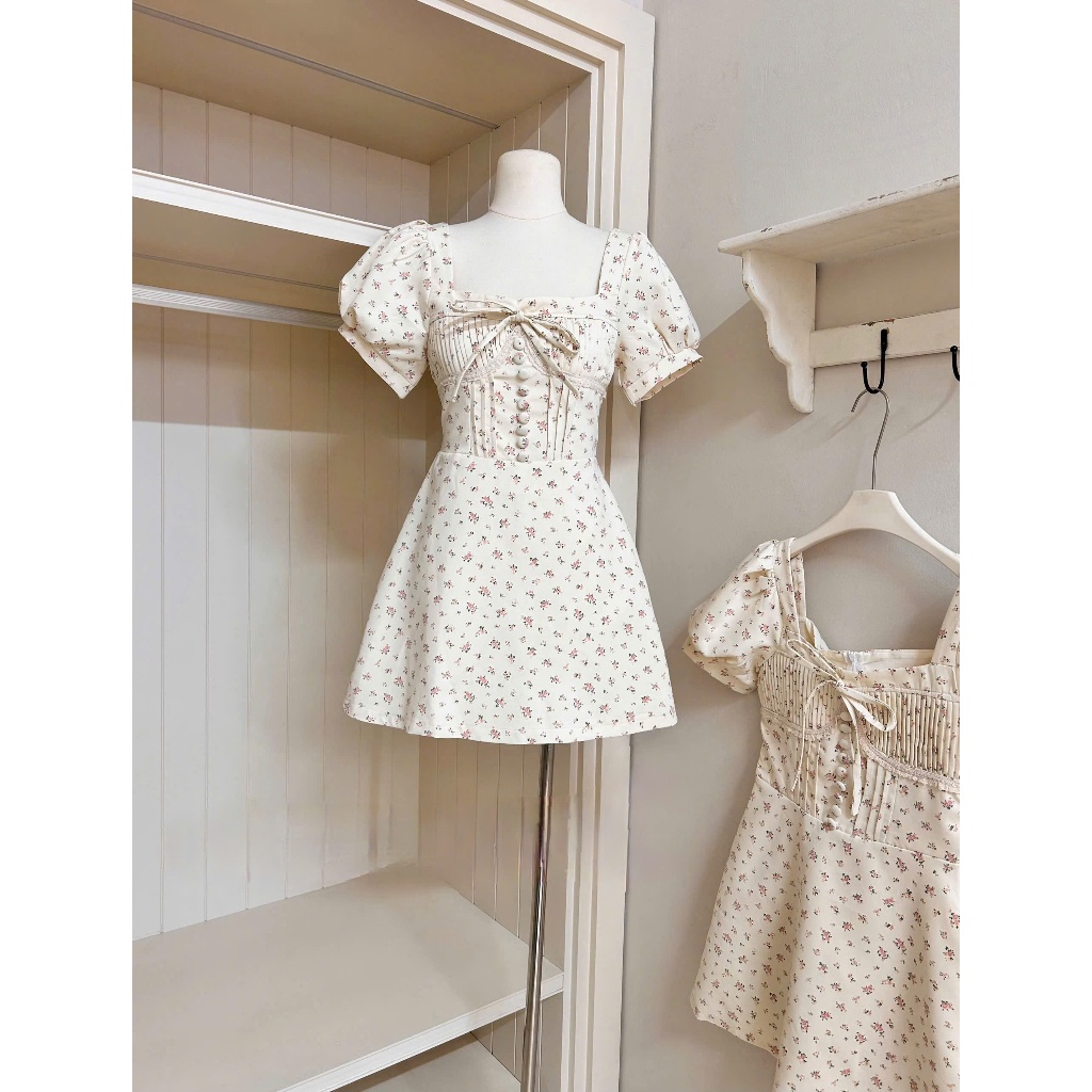 Đầm hoa nhí tay bồng phối cúc dáng ngắn - bọc nhí | BigBuy360 - bigbuy360.vn
