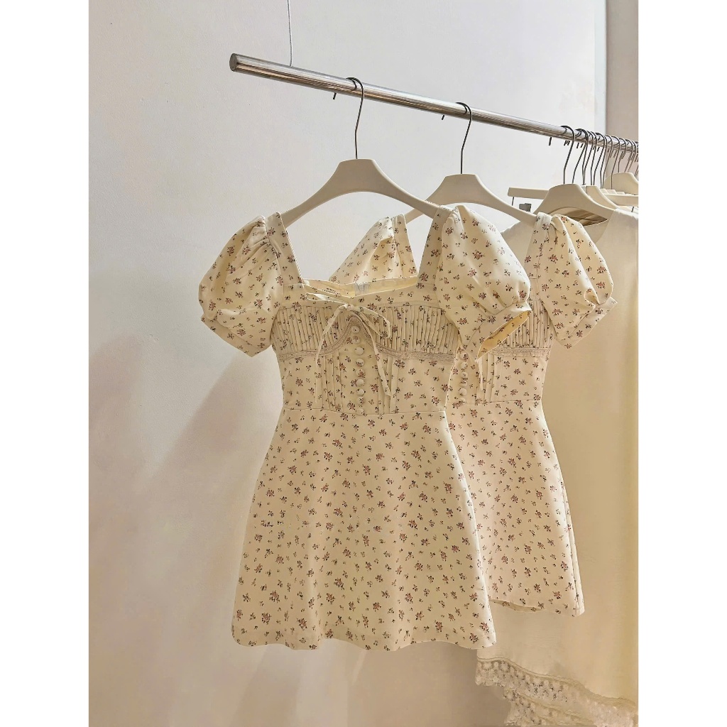 Đầm hoa nhí tay bồng phối cúc dáng ngắn - bọc nhí | BigBuy360 - bigbuy360.vn