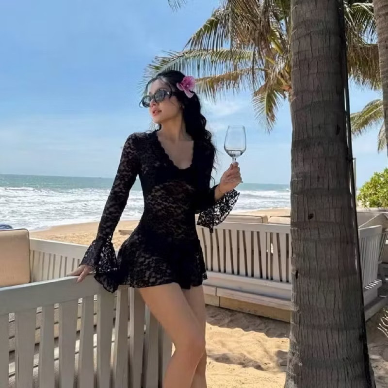 Bikini Đầm ren xuyên thấu mặc kèm set bộ bikini đi biển ,chất liệu ren hàn quốc siêu co giãn. Bikini