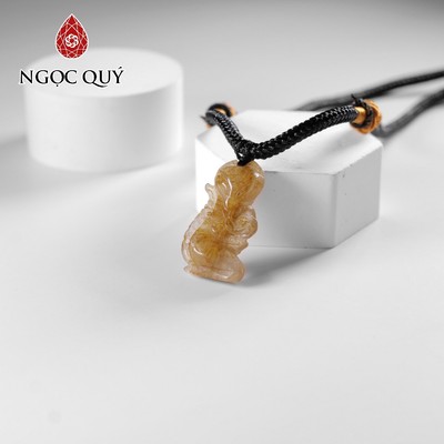 Mặt Dây Chuyền Hồ Ly Ôm Mẫu Đơn thạch anh tóc Vàng - Ngọc Quý