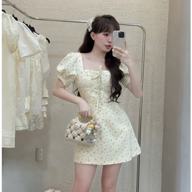 Đầm hoa nhí tay bồng phối cúc dáng ngắn - bọc nhí | BigBuy360 - bigbuy360.vn