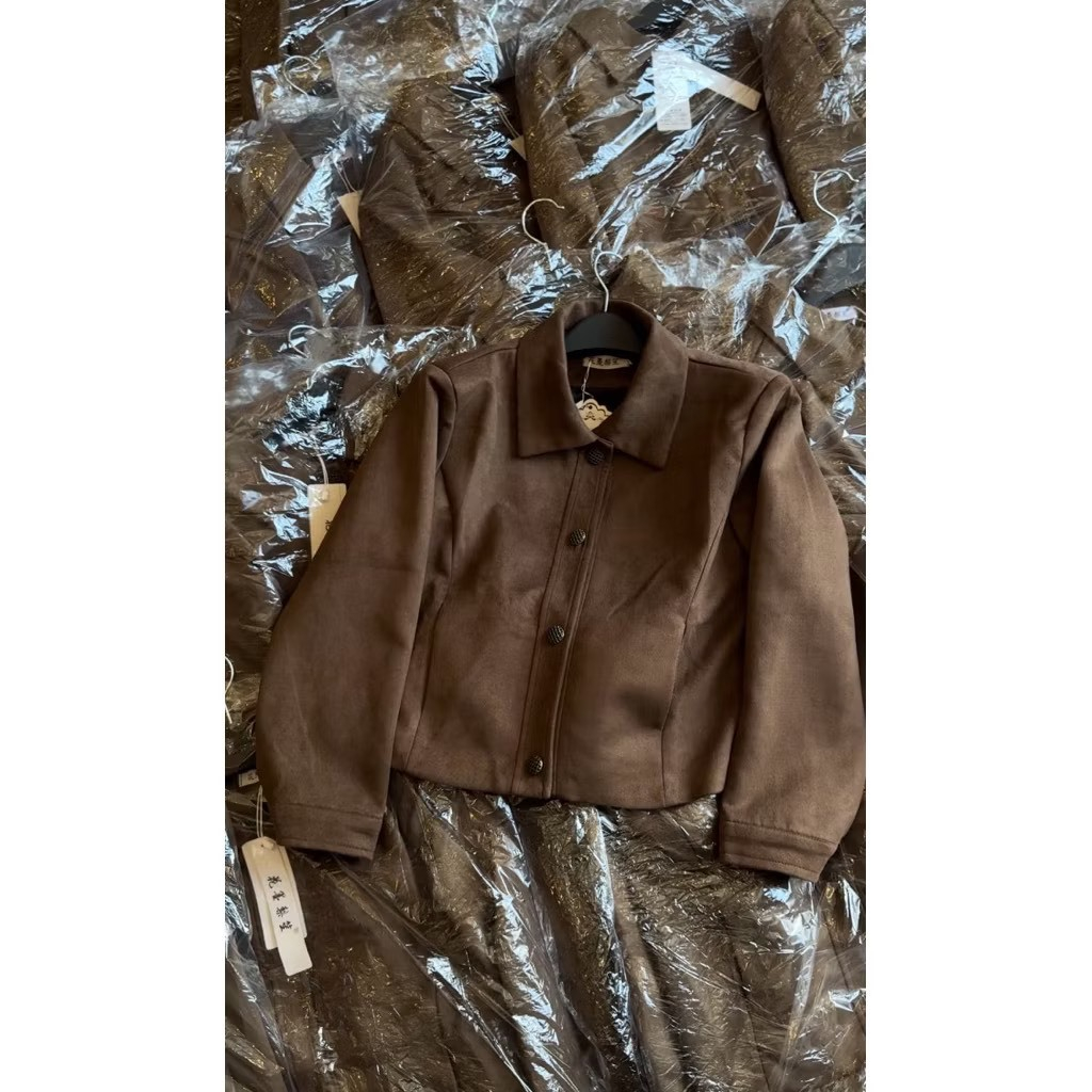 [HÀNG QC/ TẶNG KÈM MÓC] ÁO KHOÁC DA LỘN NÂU QC RETRO CÓ ĐỘN VAI DÁNG CROPTOP CÚC ĐỒNG SIÊU XINH 2MONDAY AK1 | BigBuy360 - bigbuy360.vn