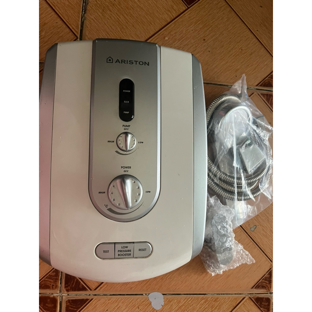 máy tắm nước nóng trực tiếp có bơm trợ lực Ariston cũ