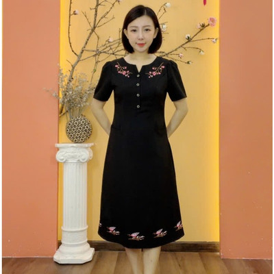 Đầm suông trung niên cho mẹ - Cổ tròn khoét V kết nút tay ngắn - Màu Đen - TTV1901