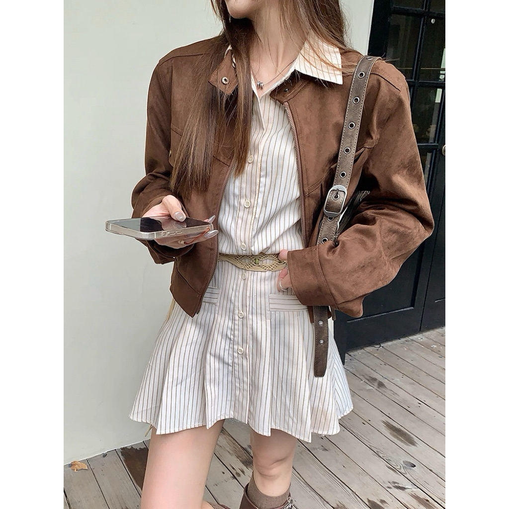 [Hàng QC L1] Áo khoác da lộn cổ trụ cúc bấm dáng croptop thiết kế túi nắp đứng form | BigBuy360 - bigbuy360.vn