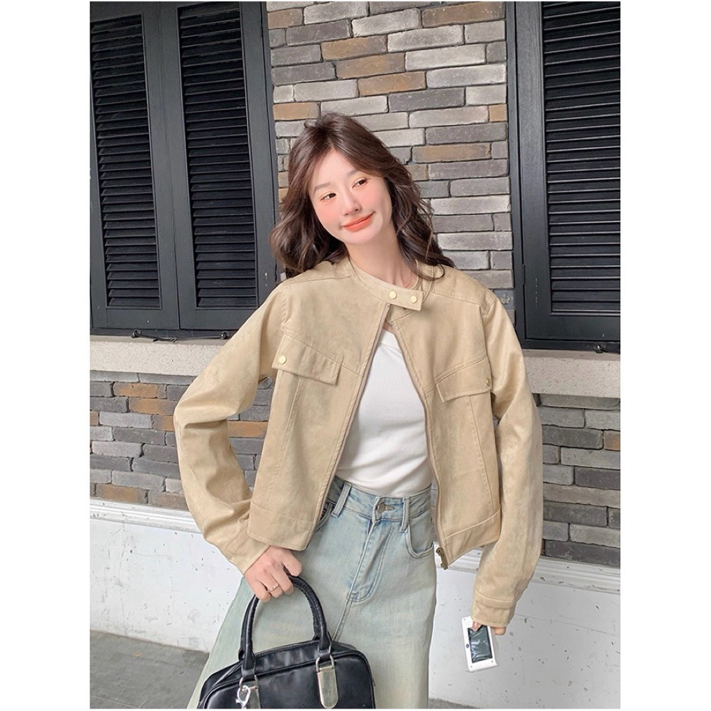 [Hàng QC L1] Áo khoác da lộn cổ trụ cúc bấm dáng croptop thiết kế túi nắp đứng form | BigBuy360 - bigbuy360.vn