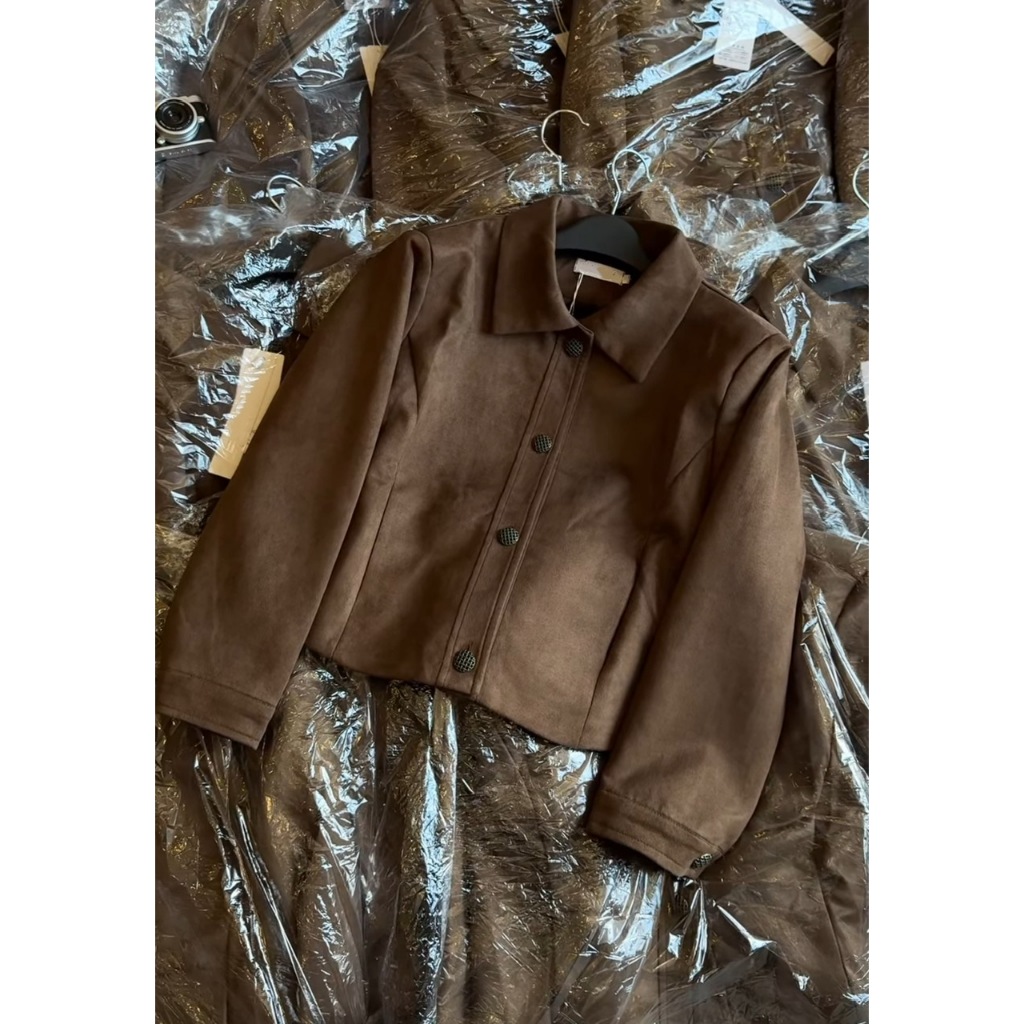 ÁO KHOÁC DA LỘN DÁNG CROPTOP CÚC ĐỒNG MÀU NÂU ĐẬM CỔ BẺ DÁNG NGẮN - DÀNH CHO NỮ | BigBuy360 - bigbuy360.vn