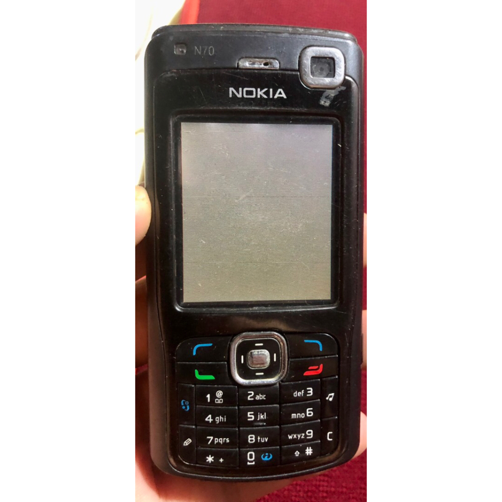 Xác Nokia N70 lên lỗi trắng màn như hình, có thấy tiếng chuông khởi động máy, k bin đủ nắp, ae lấy đ