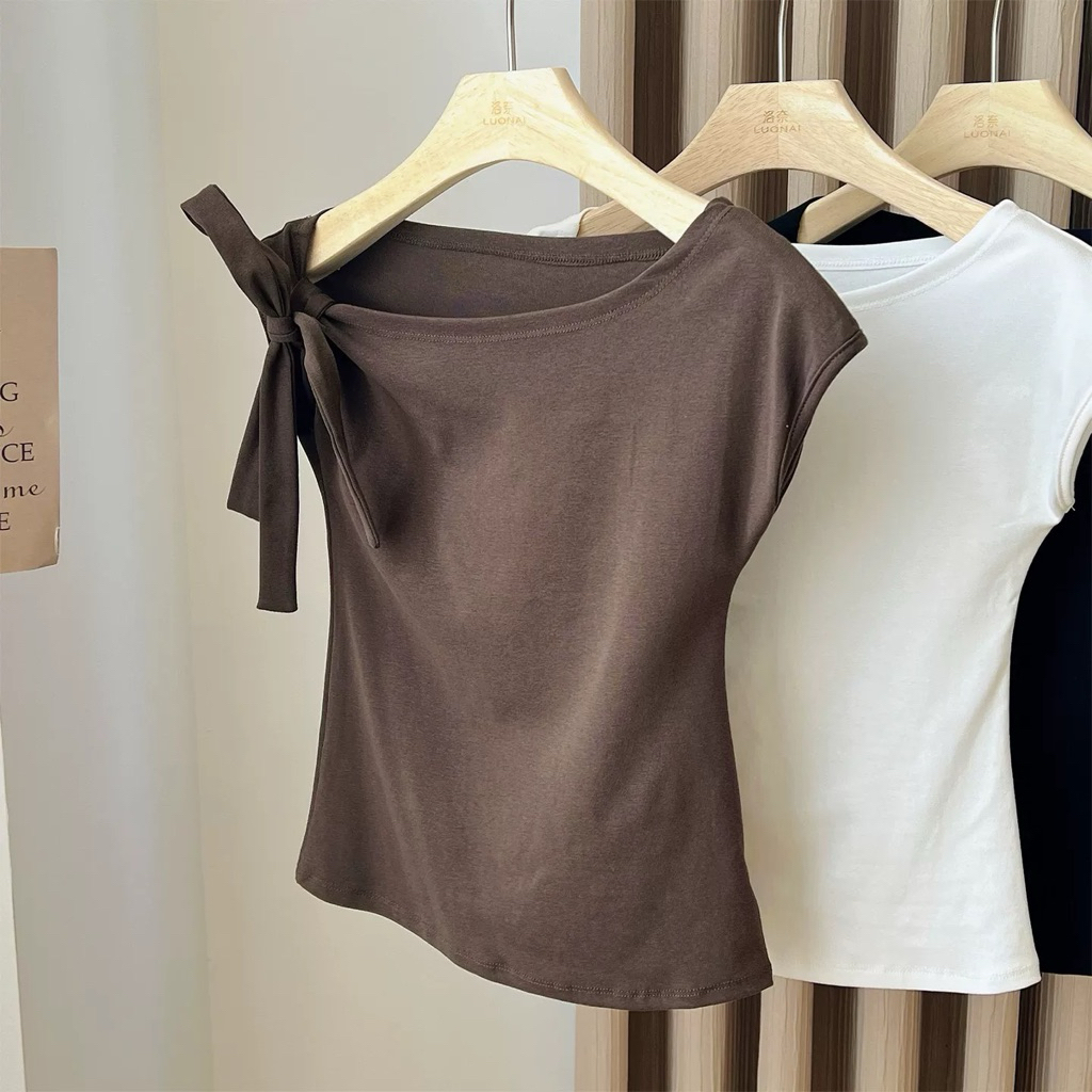 Áo Lệch Vai Minimal – Hot Trend 2025 | BigBuy360 - bigbuy360.vn