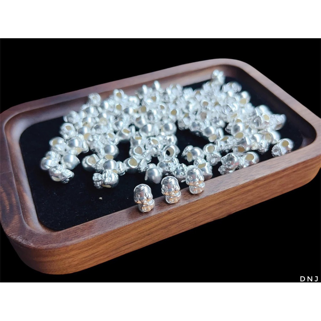 Cham rắn bạc để xuyên vòng tay