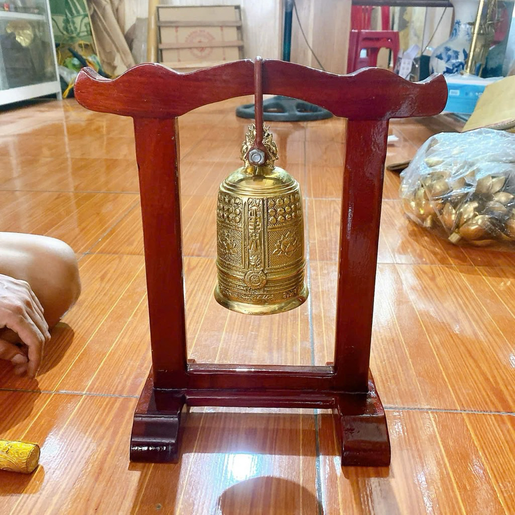 Chuông hoa văn 18cm kèm khung giảm giá 50% chuẩn 💯Chuông hoa văn kèm khung gỗ chuông 18cm kèm khung 