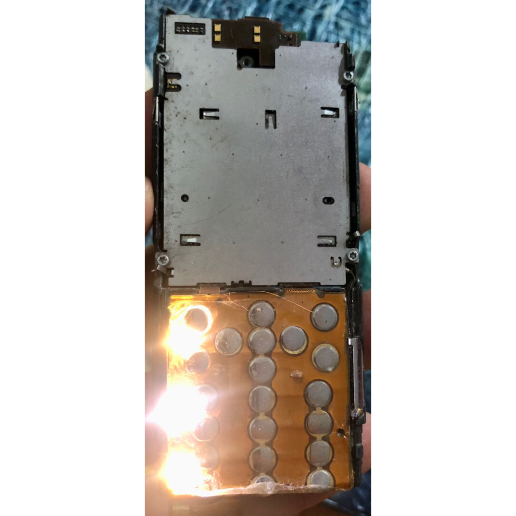 Xác main Nokia 6500c còn sống lên đèn sáng,có tiếng chuông khởi động máy, k bin k nắp, ae lấy đồ vọc