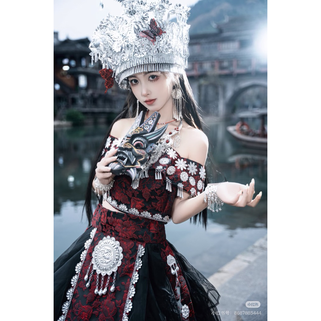 Trang phục miêu cương đỏ đen mẫu mới ( sẵn )