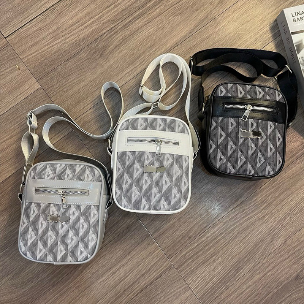 Túi đeo chéo mẫu mới nhất, túi chéo cho nam và nữ hoạ tiết tam giác mác bạc màu thời trang