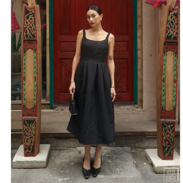 213-262 CLOTHING - Đầm dài cổ vuông dáng xòe hai lớp có túi màu đen - Isabella Midi Dress