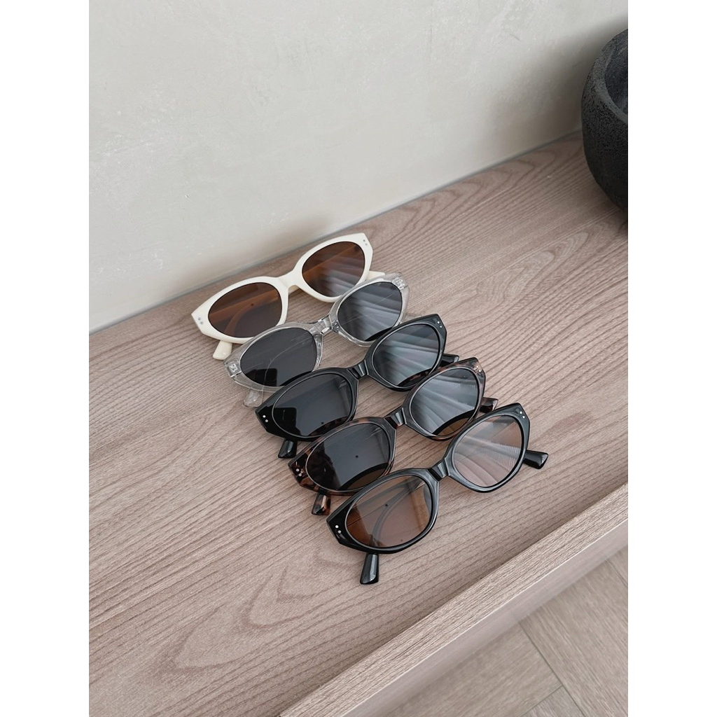Lyys Store - Kính mát nhựa retro đa giác xếch : 2 chấm trơn 6362