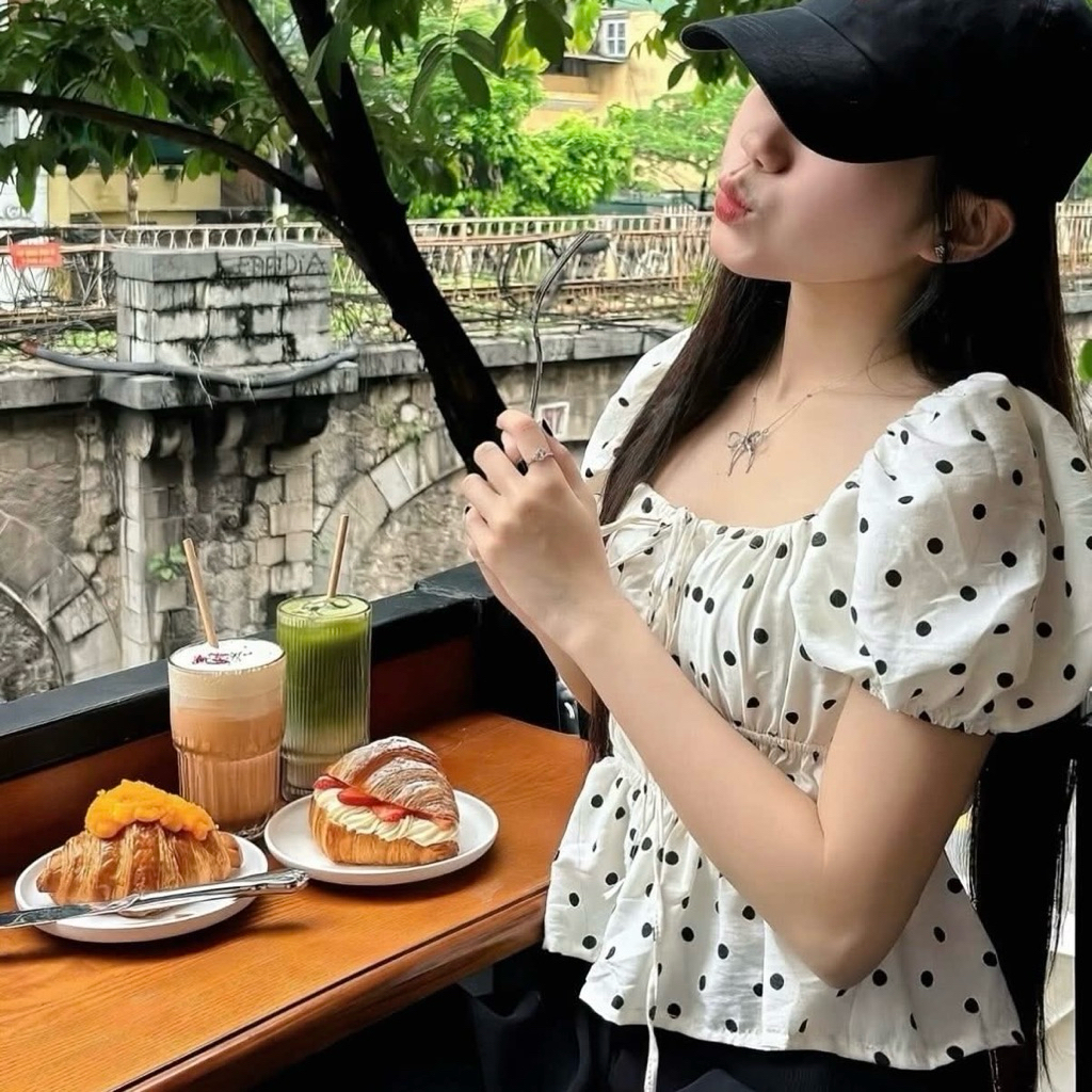 Áo Cổ Vuông Tay Ngắn Phồng Thắt Nơ Ngực Viền Bụng Chấm Bi Form Xoè Babydoll | BigBuy360 - bigbuy360.vn