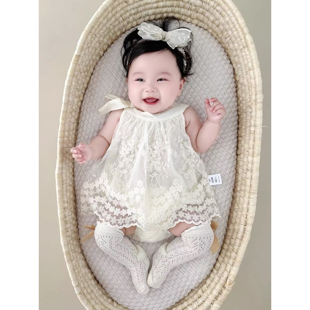 Váy công chúa cho bé gái SUSHI BABY SHOP đầm ren cổ yếm đính nơ bodysuit liền thân sơ sinh đầy tháng