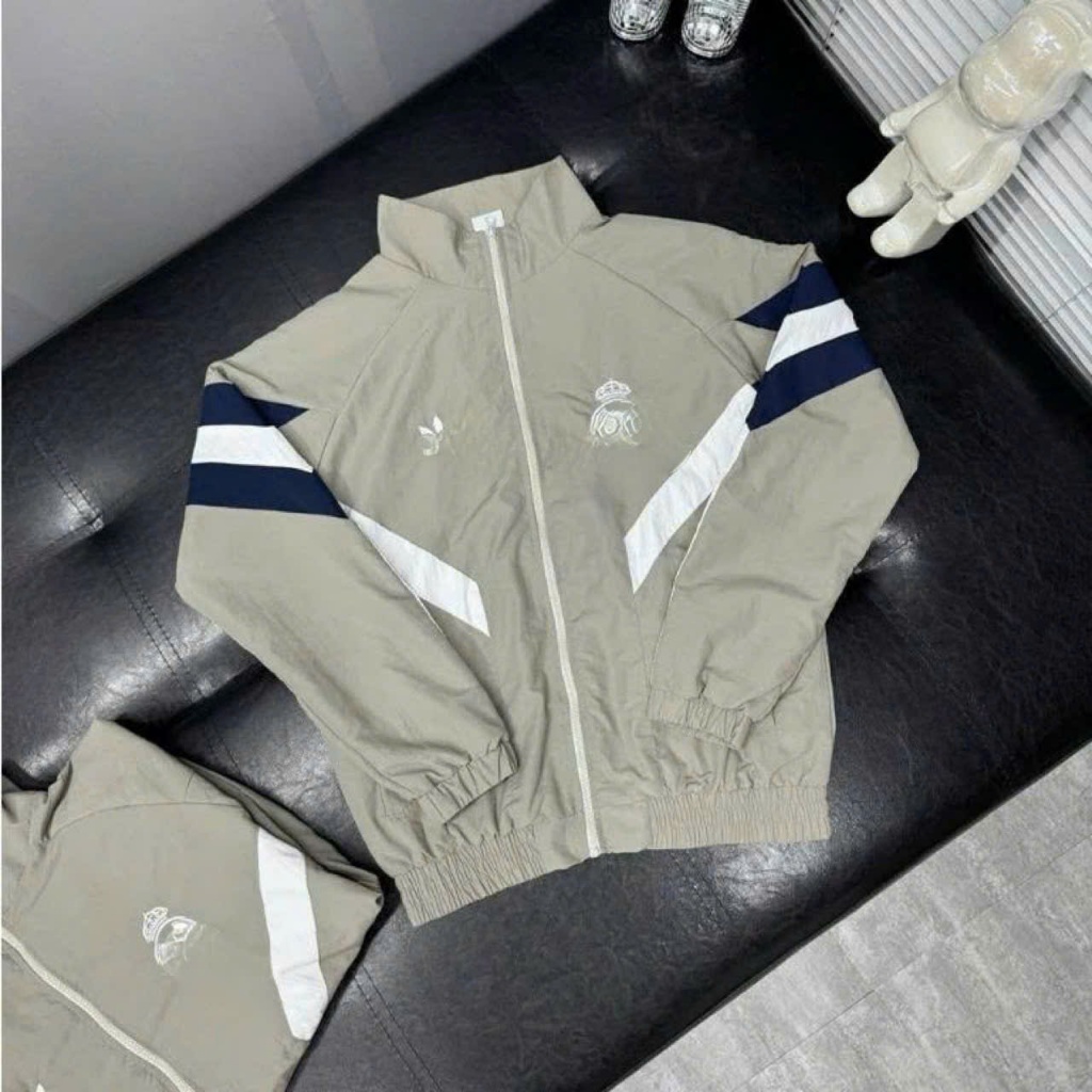 Áo khoác thể thao nam nữ màu kem phối sọc navy – form rộng unisex, chất dù cao cấp chống gió