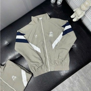 Áo khoác thể thao nam nữ màu kem phối sọc navy – form rộng unisex, chất dù cao cấp chống gió