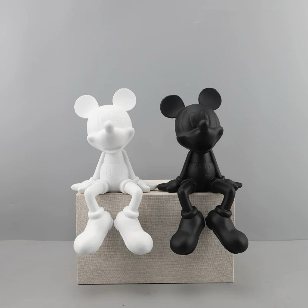 Tượng Mickey ngồi decor phòng khách kệ tủ sang trọng