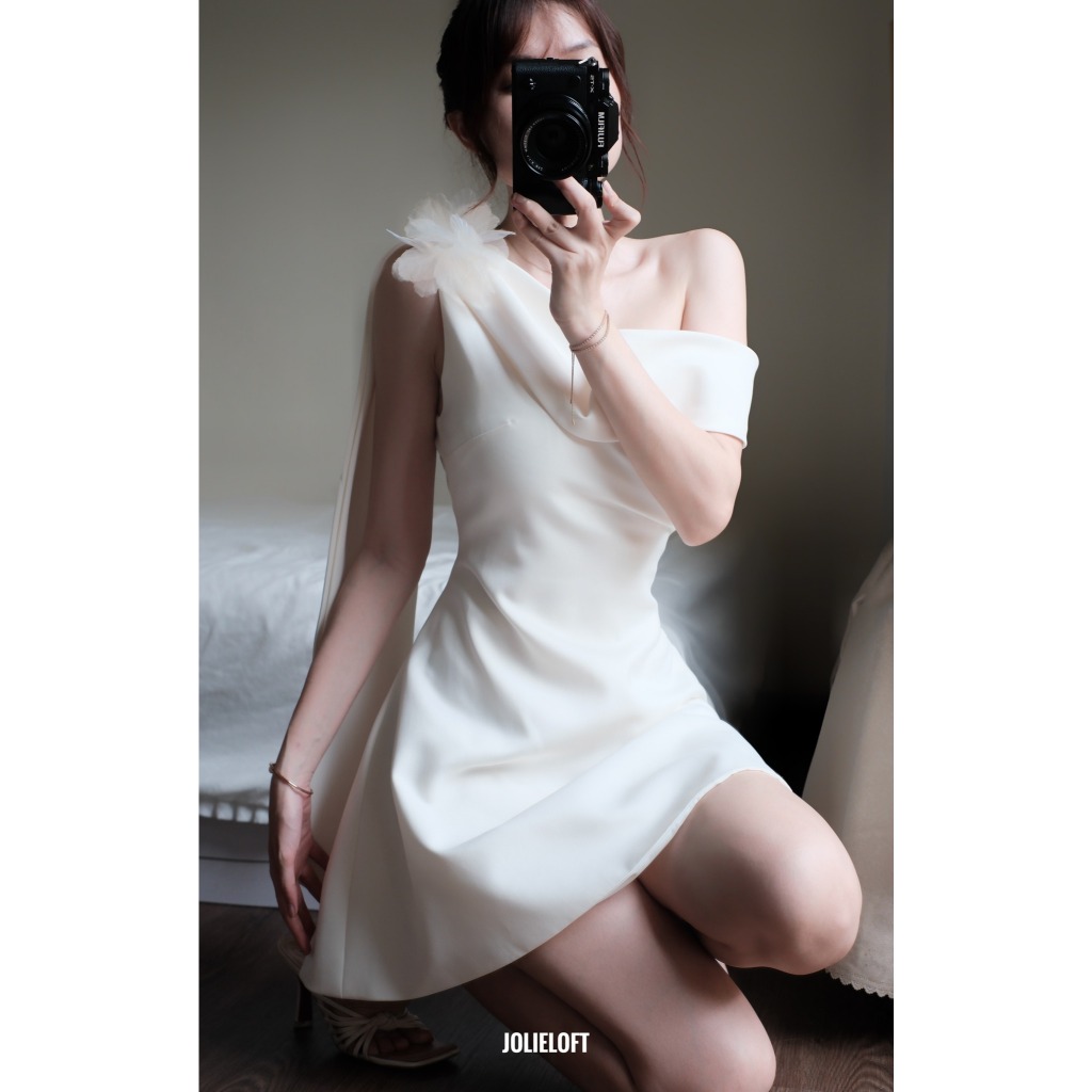 Đầm nữ lệch vai kèm tag hoa Mili Dress | BigBuy360 - bigbuy360.vn