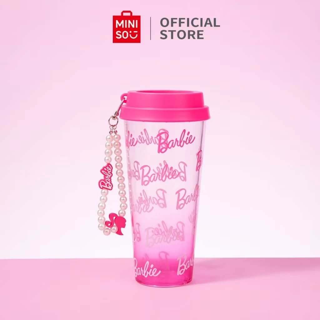 Ly cốc nhựa Miniso Barbie 640ml có nắp kèm dây đeo ngọc trai