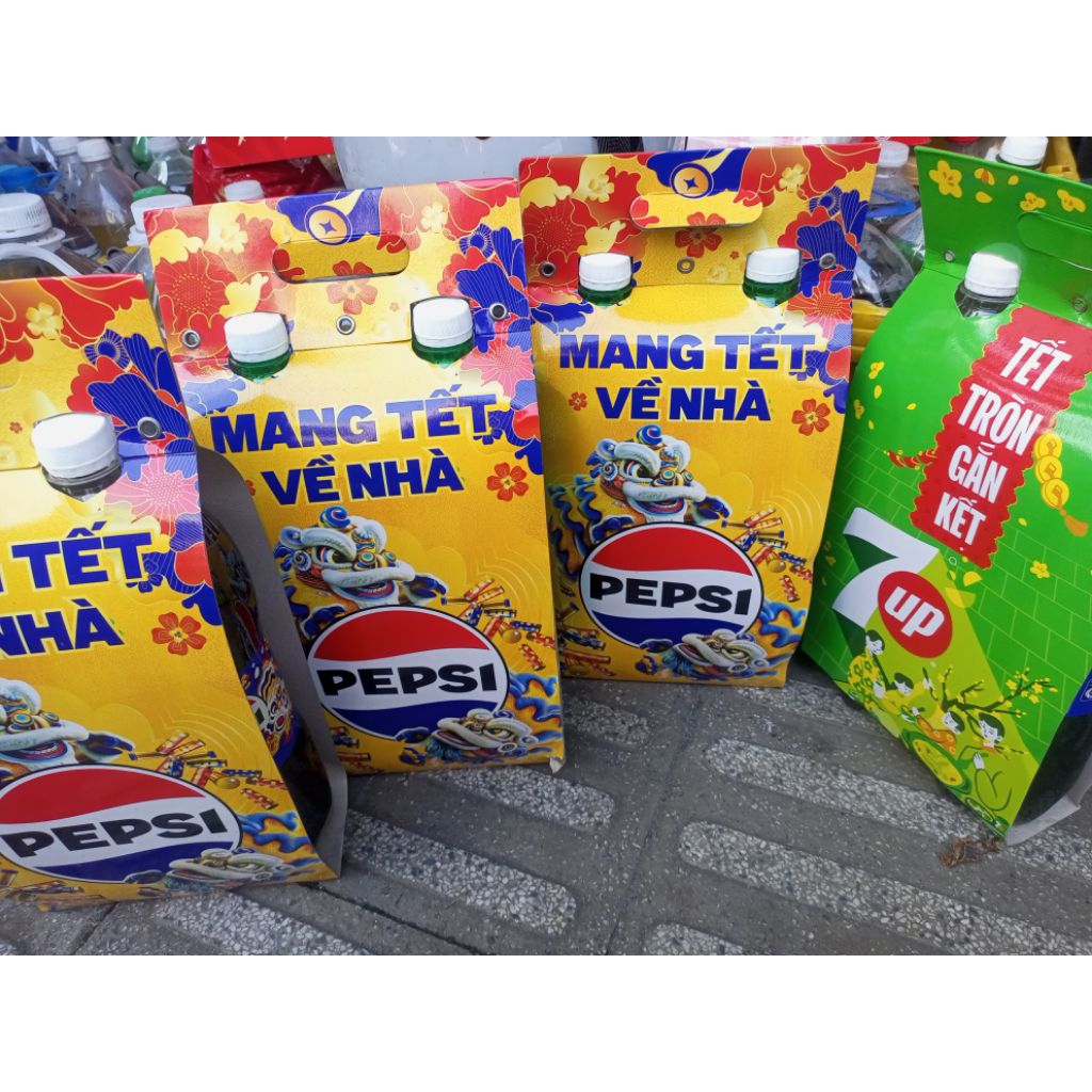 Bìa Tết Kẹp Nước Ngọt 1.5L (Coca, Pepsi, 7Up) - Mẫu Mới 2025 - Hộp Quà Biếu Tết Sang Trọng (Sỉ/Lẻ)
