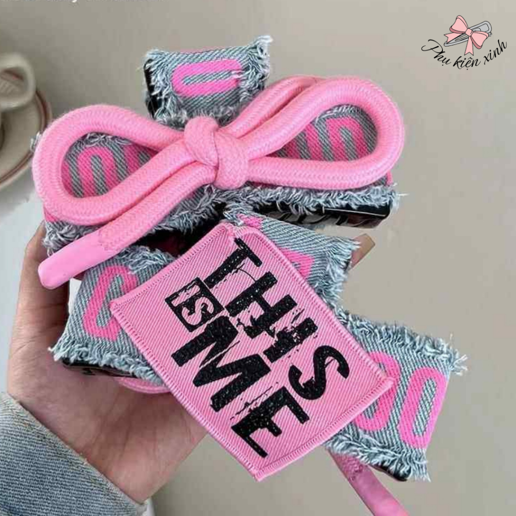 Kẹp Tóc Càng Cua Vải Denim Phối Nơ Hồng Cá Tính "This Is Me", Phụ Kiện Tóc Style Y2K Năng Động - Phụ